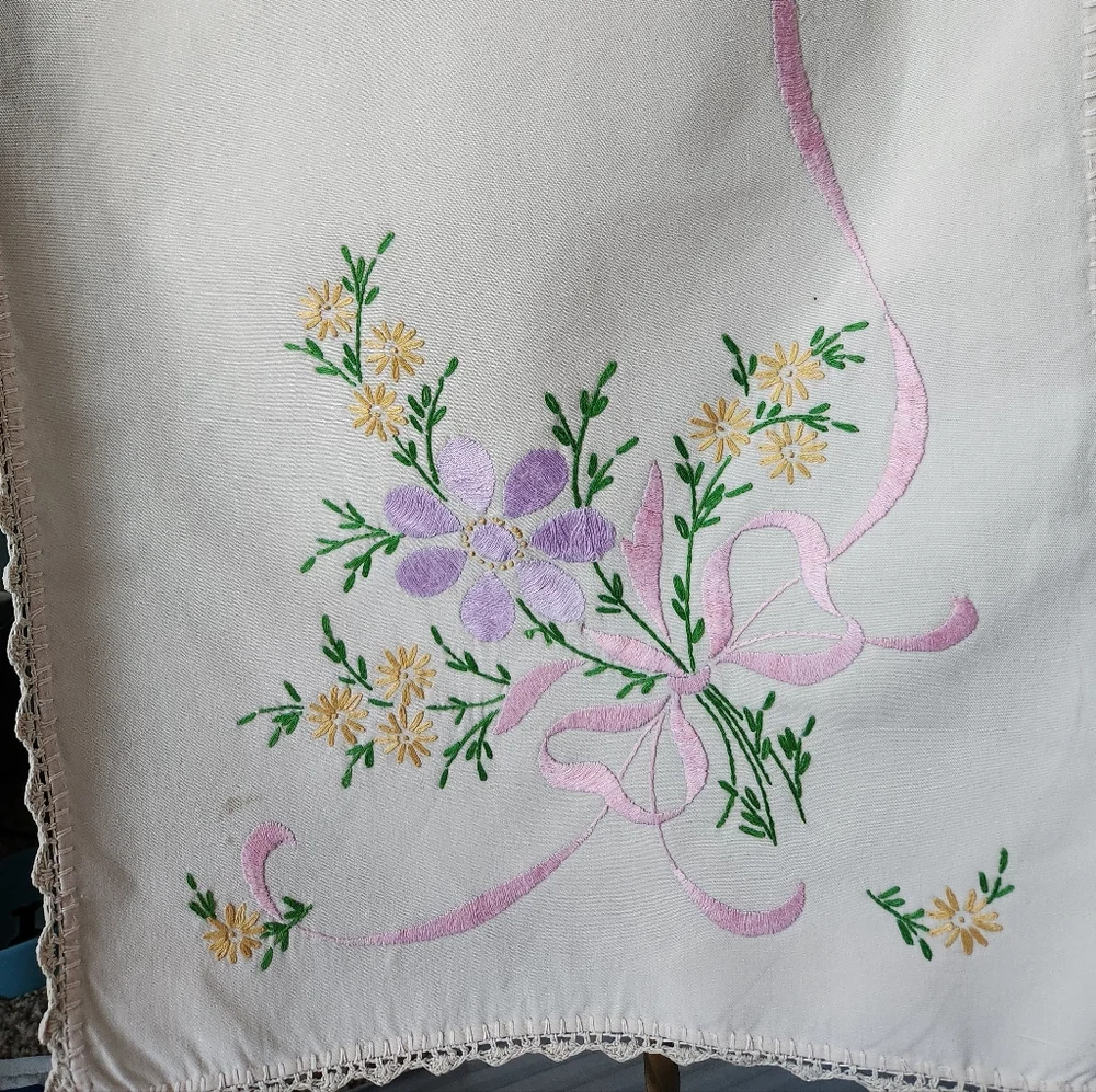 BEAUTIFUL RUNNER HANDMADE - Picture 2 of 5